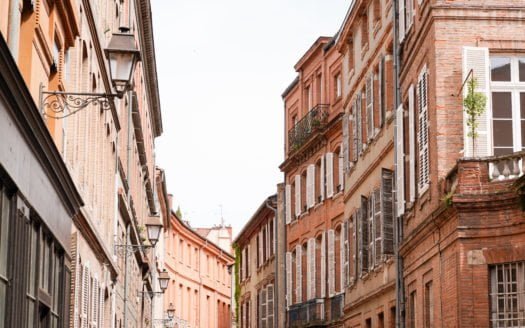 Rue au cœur de la ville rose